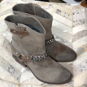 Gianni Bini short suede boots